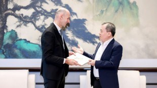 V. l.: Der steirische Wirtschaftslandesrat Willibald Ehrenhöfer (ÖVP) mit Wang Xia (chinesischer ...