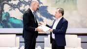 V. l.: Der steirische Wirtschaftslandesrat Willibald Ehrenhöfer (ÖVP) mit Wang Xia (chinesischer ...