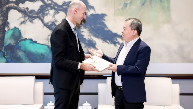 V. l.: Der steirische Wirtschaftslandesrat Willibald Ehrenhöfer (ÖVP) mit Wang Xia (chinesischer ...