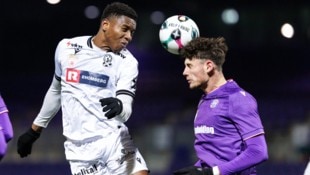 Saidu Bangura (l.) sah gelb-rot wegen wiederholtem Foulspiel