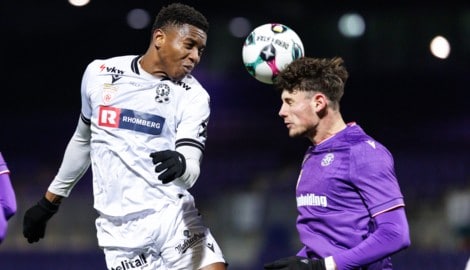 Saidu Bangura (l.) sah gelb-rot wegen wiederholtem Foulspiel