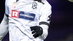 Saidu Bangura (l.) sah gelb-rot wegen wiederholtem Foulspiel