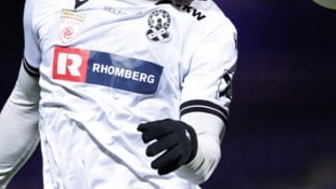 Saidu Bangura (l.) sah gelb-rot wegen wiederholtem Foulspiel