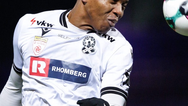 Saidu Bangura (l.) sah gelb-rot wegen wiederholtem Foulspiel