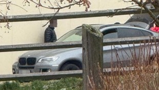 Aufmerksame Augenzeugen fotografierten die beiden Rumänen, als sie am Bauernhof in Großkainraths ...