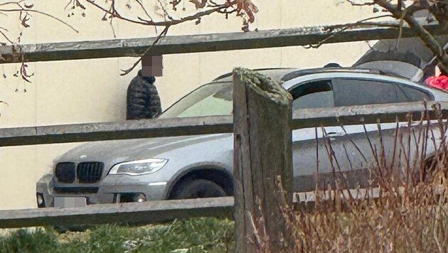 Aufmerksame Augenzeugen fotografierten die beiden Rumänen, als sie am Bauernhof in Großkainraths ...