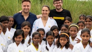 Die „Sonne“-Aktivisten Moritz Schaffner (li.) sowie Armin Mosinger mit Karate-Weltmeisterin ...