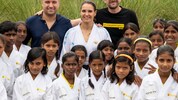 Die „Sonne“-Aktivisten Moritz Schaffner (li.) sowie Armin Mosinger mit Karate-Weltmeisterin ...