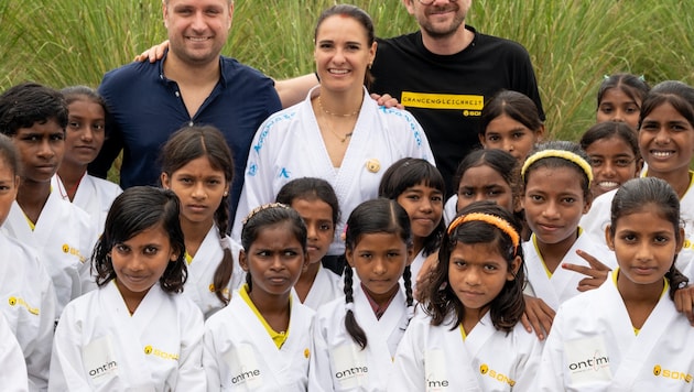 Die „Sonne“-Aktivisten Moritz Schaffner (li.) sowie Armin Mosinger mit Karate-Weltmeisterin ...