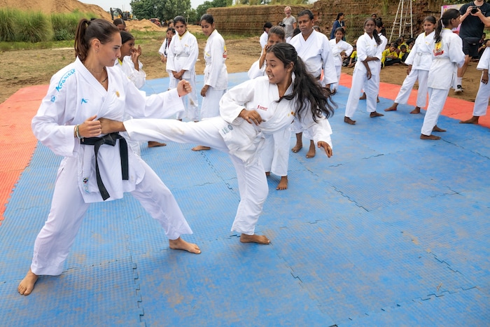 Buchinger verleiht den indischen Mädchen Kraft, Mut und Stolz. Sie lernen, sich gegen sexuelle ...