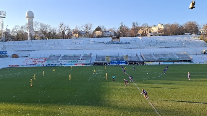 „Coole“ Kulisse: Die Hohe Warte bei Anpfiff des Derbys.