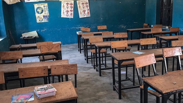 Einem Teil der Kinder und Jugendlichen, die aus einem Internat in Nigeria entführt worden waren, ...