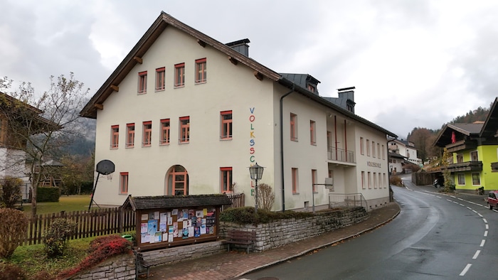 Das Projekt Schulerweiterung wird aus Kostengründen gerade überarbeitet.