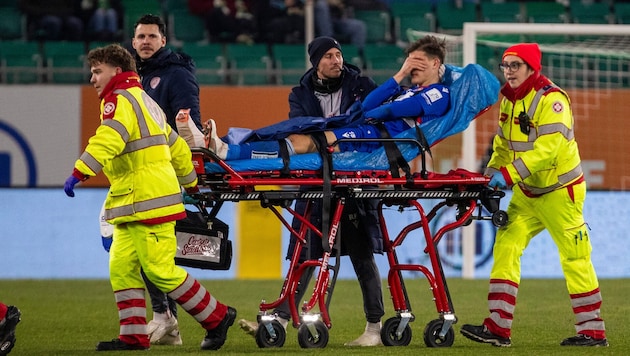 Zeteny Jano musste mit einer vermutlich schweren Verletzung vom Platz gebracht werden.