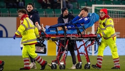 Zeteny Jano musste mit einer vermutlich schweren Verletzung vom Platz gebracht werden.