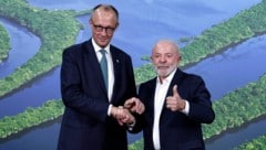 Von links: Deutschlands Bundeskanzler Friedrich Merz und Brasiliens Präsident Luiz Inácio Lula ...