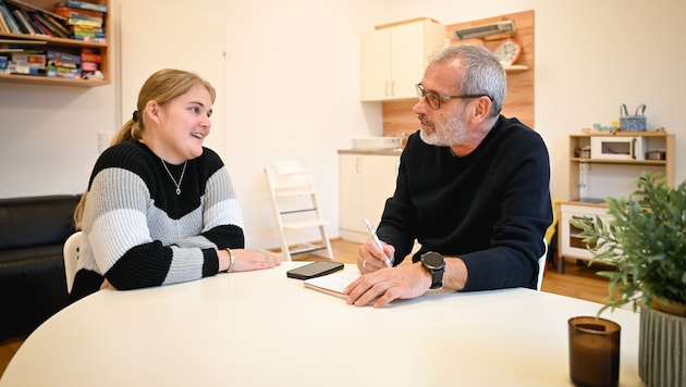 Krisen-Pflegemutter Viktoria N. im Gespräch mit „Krone“-Redakteur Gerald Schwab.