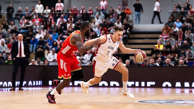 Gregor Glas (am Ball) und BC Vienna hielten mit dem Top-Team aus Belgrad lange sehr gut mit.
