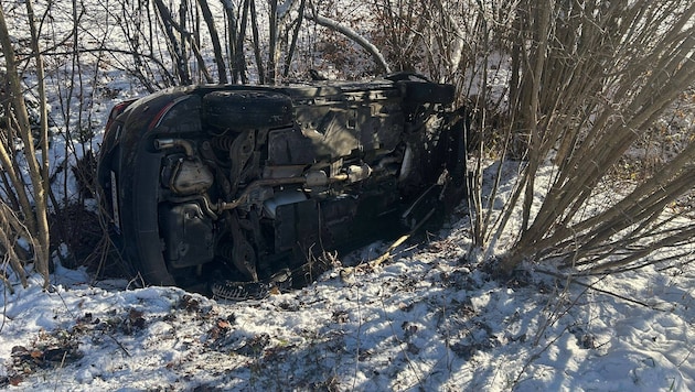 Das Auto landete im Straßengraben