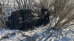 Das Auto landete im Straßengraben