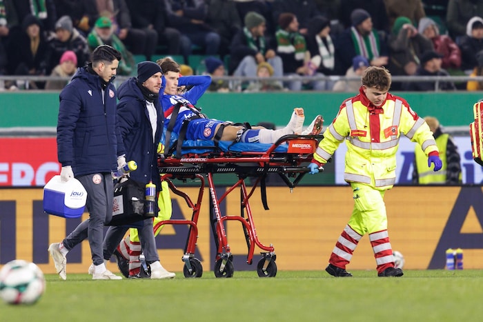 Jano wurde mit schwerer Knöchelverletzung abtransportiert.