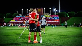 Der verletzte Dominik Dobis unterstützt seine U17, wo er nur kann.