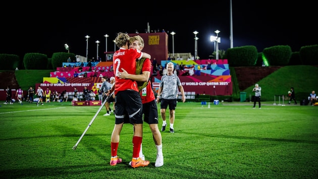 Der verletzte Dominik Dobis unterstützt seine U17, wo er nur kann.