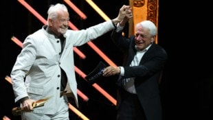 Standing Ovations für den 88-jährigen Burgschauspieler Martin Schwab (li.), der den Nestroy für ...