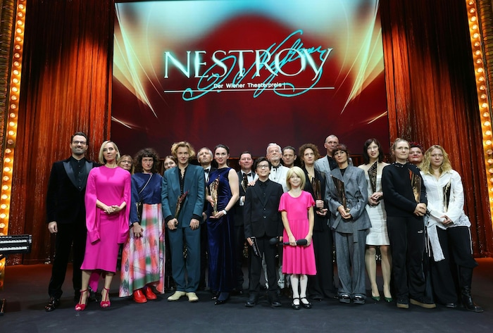 Die Sieger der Nestroys 2025 mit den Moderatoren Nadja Bernhard und Peter Fässlacher