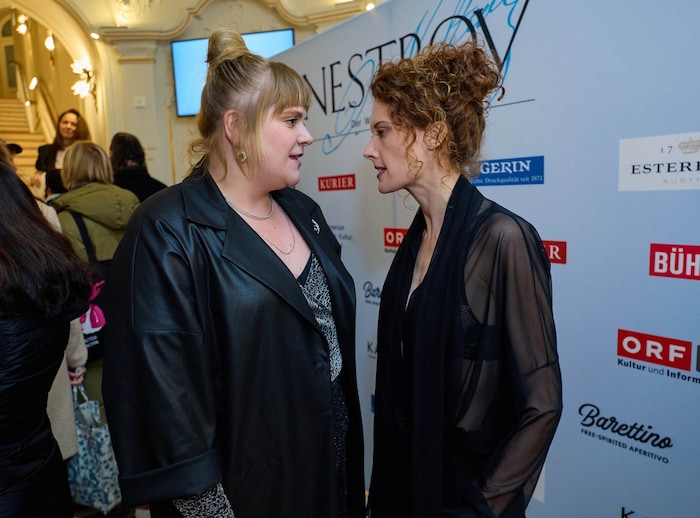 Stefanie Reinsperger (li.) war nominiert, ging aber leer aus – und unterhielt sich mit der ...