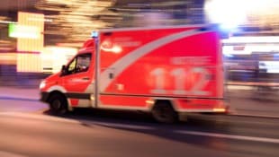 Der Schaffner, der am Montagabend von einem Passagier lebensgefährlich verletzt worden ist, ist ...