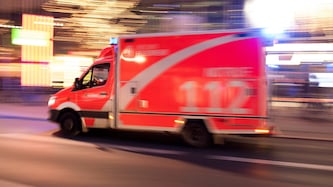 Der Schaffner, der am Montagabend von einem Passagier lebensgefährlich verletzt worden ist, ist ...