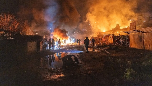 Beim Drohnenangriff auf Charkiw gerieten mehrere Gebäude in Brand.