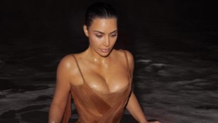 Es ist finster, sie ist nass – Kim Kardashian sorgt einmal wieder mit Fotos für Aufregung.