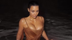 Es ist finster, sie ist nass – Kim Kardashian sorgt einmal wieder mit Fotos für Aufregung.