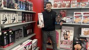 Karl Eres ist Sexshop-Verkäufer mit Herz und Seele.