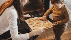 Gemeinsam mit Kindern backen – eine Tradition, die zunehmend teurer wird.