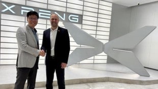 Yeqing Zheng von Xpeng (li.) und Kurt Bachmaier von Magna machen gemeinsame Sache.