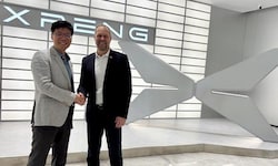 Yeqing Zheng von Xpeng (li.) und Kurt Bachmaier von Magna machen gemeinsame Sache.