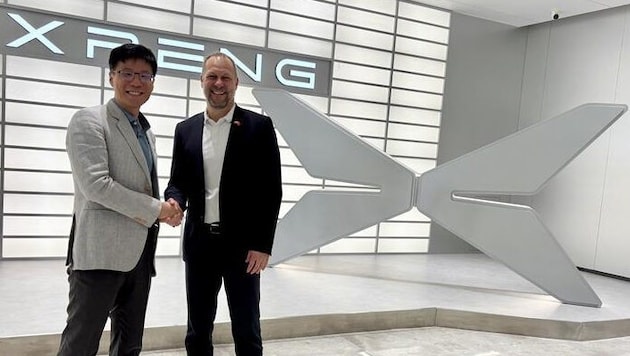 Yeqing Zheng von Xpeng (li.) und Kurt Bachmaier von Magna machen gemeinsame Sache.