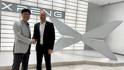 Yeqing Zheng von Xpeng (li.) und Kurt Bachmaier von Magna machen gemeinsame Sache.