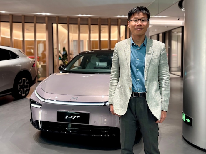 Xpeng-Vizepräsident Yeqing Zheng vor dem Modell, das jetzt nach Graz kommt
