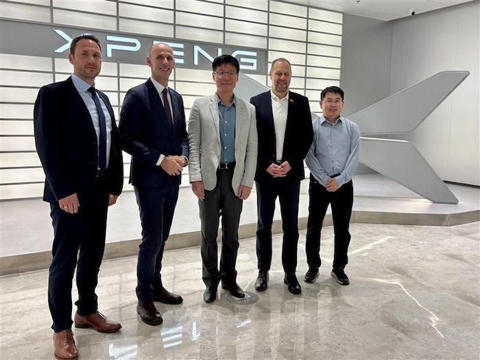 V. l.: Gernot Trücher (Magna), Landesrat Willibald Ehrenhöfer (ÖVP), Yeqing Zheng (Xpeng), Kurt ...