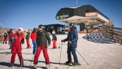 Sonnenschein und herrliche Pisten – so wünscht sich der Tourist einen Skitag.