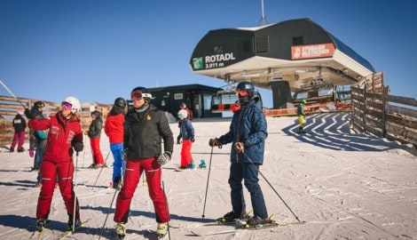 Sonnenschein und herrliche Pisten – so wünscht sich der Tourist einen Skitag.