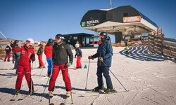 Sonnenschein und herrliche Pisten – so wünscht sich der Tourist einen Skitag.
