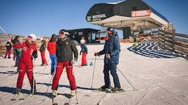 Sonnenschein und herrliche Pisten – so wünscht sich der Tourist einen Skitag.
