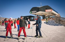 Sonnenschein und herrliche Pisten – so wünscht sich der Tourist einen Skitag.