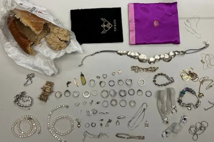 Der Schmuck und der missbräuchlich verwendete Brotlaib.