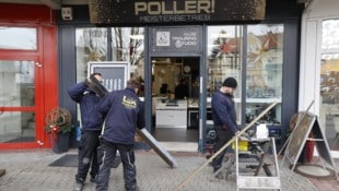 Wenige Stunden nach dem Einbruch im November wurde auf Hochtouren an der Beseitigung der Schäden ...